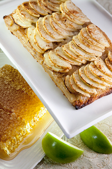 עוגת דבש עם תפוחי עץ וקינמון מקמח כוסמין לבן