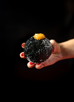 סופגניות שחורות של נעה עינת מתערובת קמחים להכנת פסטה שחורה​​