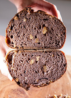 לחם של רפי הכהן מקמח מניטובה מלא 100% עם אגוזי מלך מותססים בהשראת אנומראל עוגן 