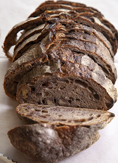 לחם מקמח מניטובה מלא 100% עם אגוזי מלך, של רפי הכהן