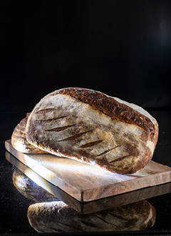 לחם שאור של יוגב ירוס מקמח לחם לבן, מניטובה מלא, אמר מלא וליטוף שמן זית